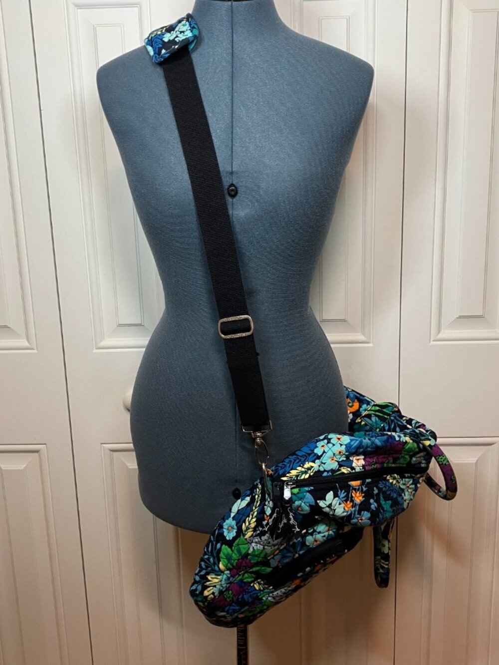Vera Bradley Floral Weekender - Picture 9 of 10
